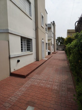 OPORTUNIDAD: dpto duplex al frente con patio y cochera, ubicado en Fonrouge 978, Lomas de Zamora
