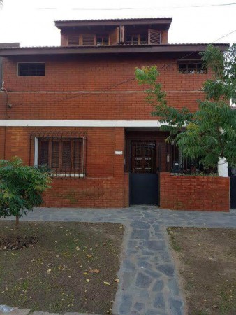 Casa 4 amb c/ pileta Ideal dos familias mas casa de huespedes, ubicada en Riobamba 1354, Lomas de zamora