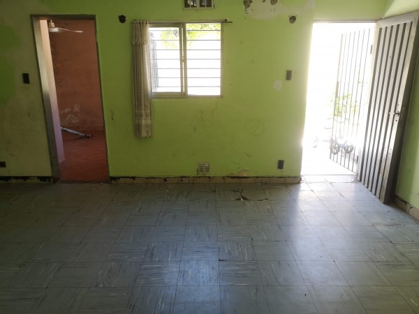 Casa amplia con dpto pb, ubicada en Malabia 815 Banfield