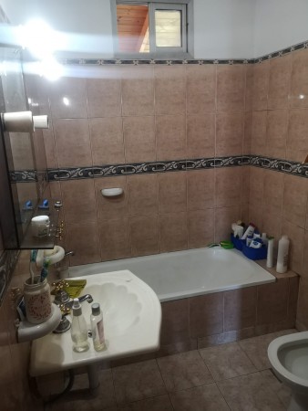 Casa amplia con dpto pb, ubicada en Malabia 815 Banfield