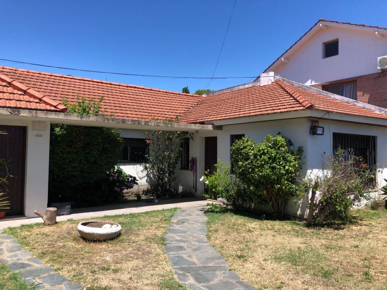 Gran casa 4 amb con cochera, patio y jardin, ubicada en Chimento 270 Lomas de Zamora