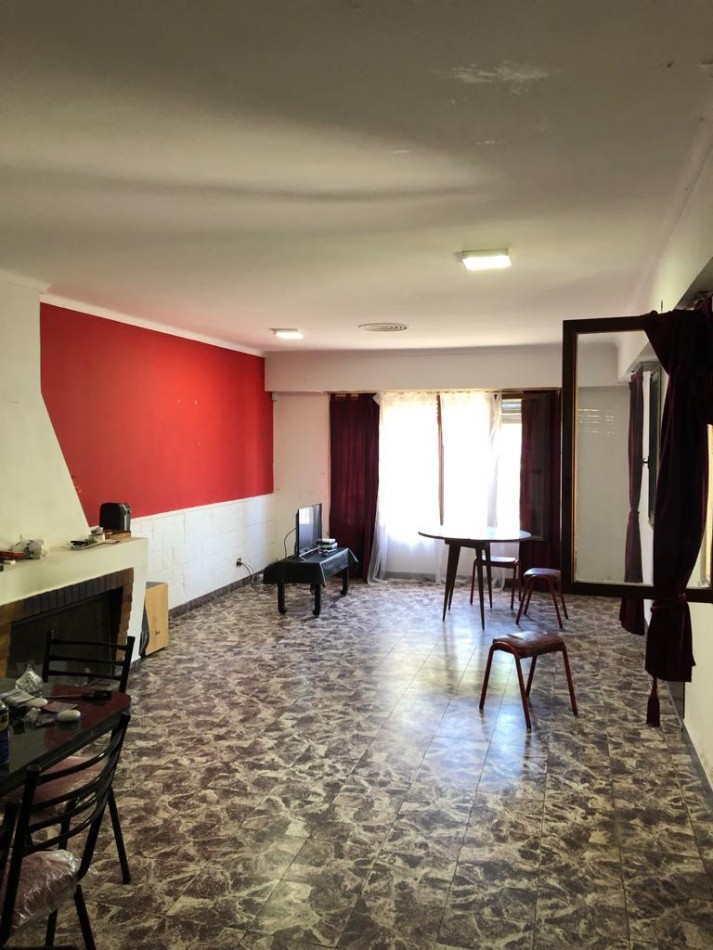 Gran casa 4 amb con cochera, patio y jardin, ubicada en Chimento 270 Lomas de Zamora