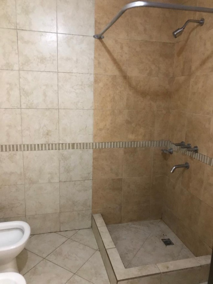 Excelente casa 3 amb con cochera y parque, ubicado en Cerrito al 1200, Lomas de Zamora