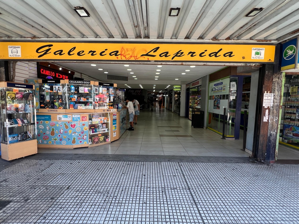 Local comercial ubicado en Laprida 165, galeria Laprida, centro de Lomas de Zamora
