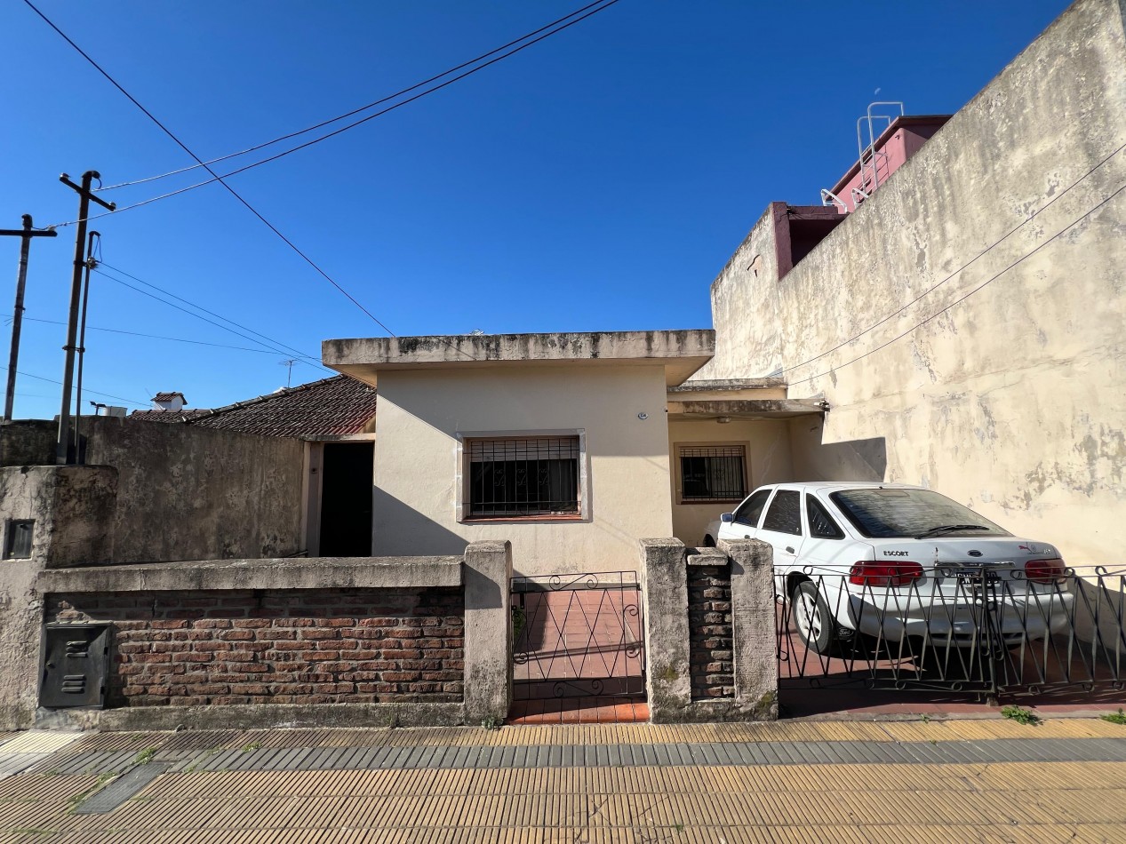 Casa con parque, cochera y prefabricada al fondo, ubicada en Calderon de la Barca 136, Temperley