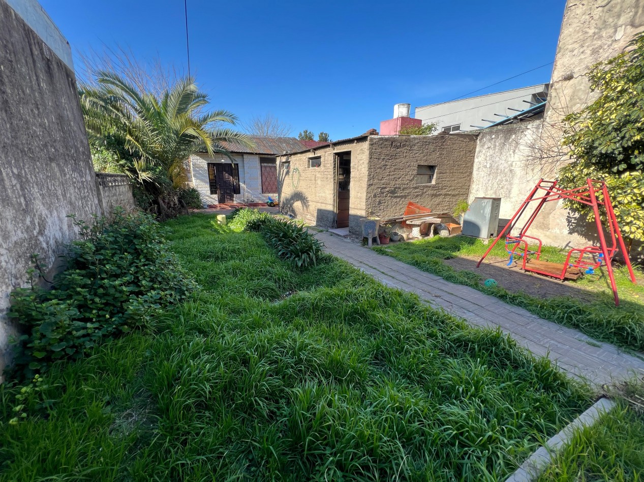 Casa con parque, cochera y prefabricada al fondo, ubicada en Calderon de la Barca 136, Temperley