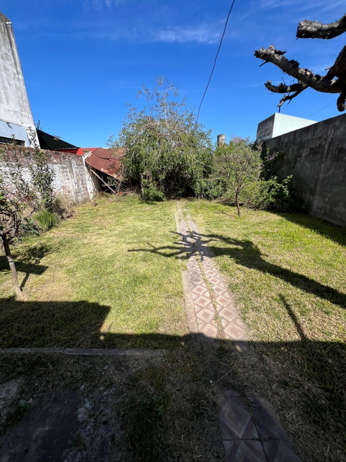 Casa 3 amb a refaccionar con cochera y parque APTO CREDITO, ubicada en Santander 1851 Lomas de Zamora