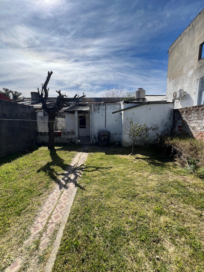 Casa 3 amb a refaccionar con cochera y parque APTO CREDITO, ubicada en Santander 1851 Lomas de Zamora