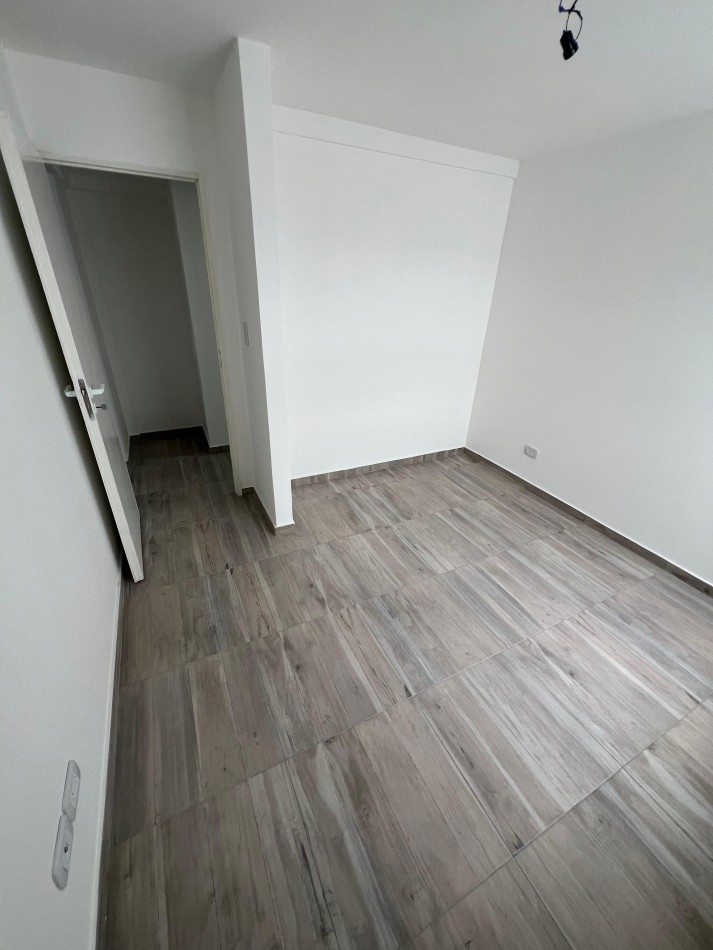 Dpto 2 amb, 2° piso a estrenar, al frente con balcon, ubicado en Hipolito Yrigoyen 7718, Banfield