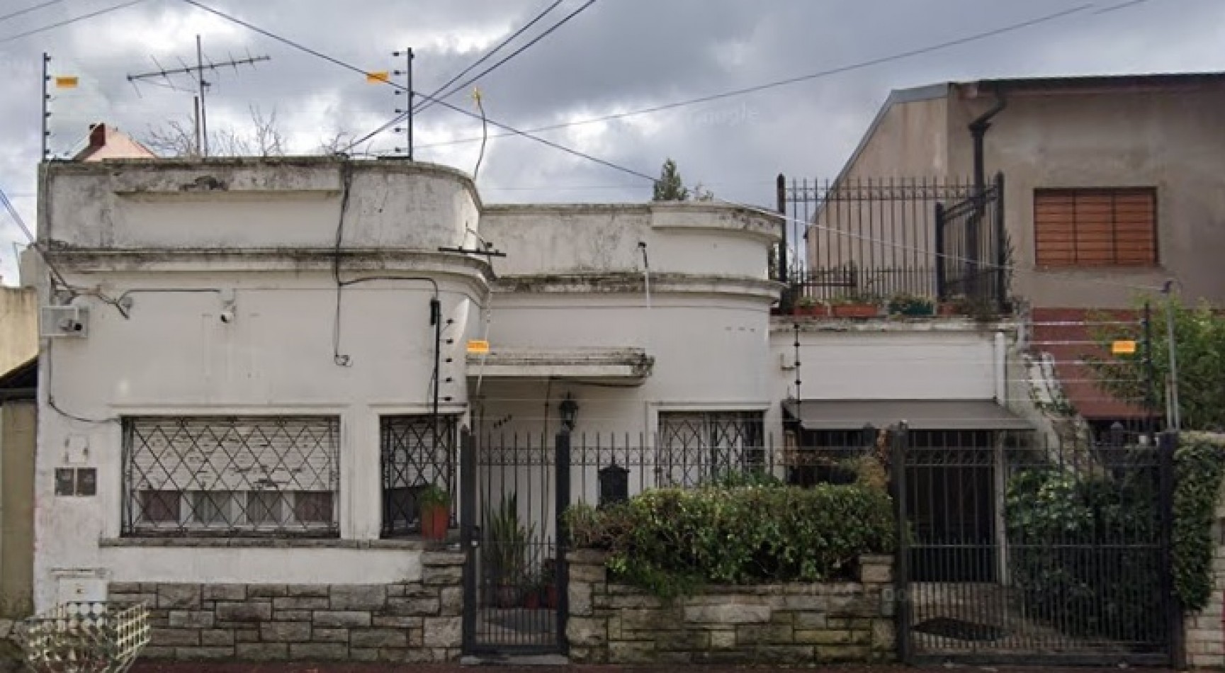 Dos casas en una misma propiedad, ideal dos familias. Ubicado en P. G. Allemadri 1480, Temperley