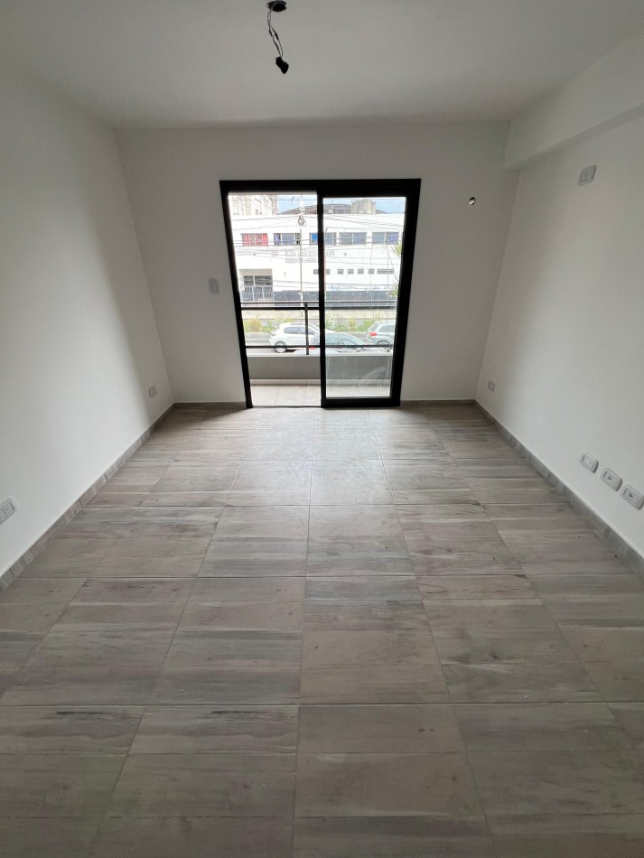 Monoambiente al frente con balcon en 1er piso. Excelente ubicacion: Portela 275, Lomas de Zamora