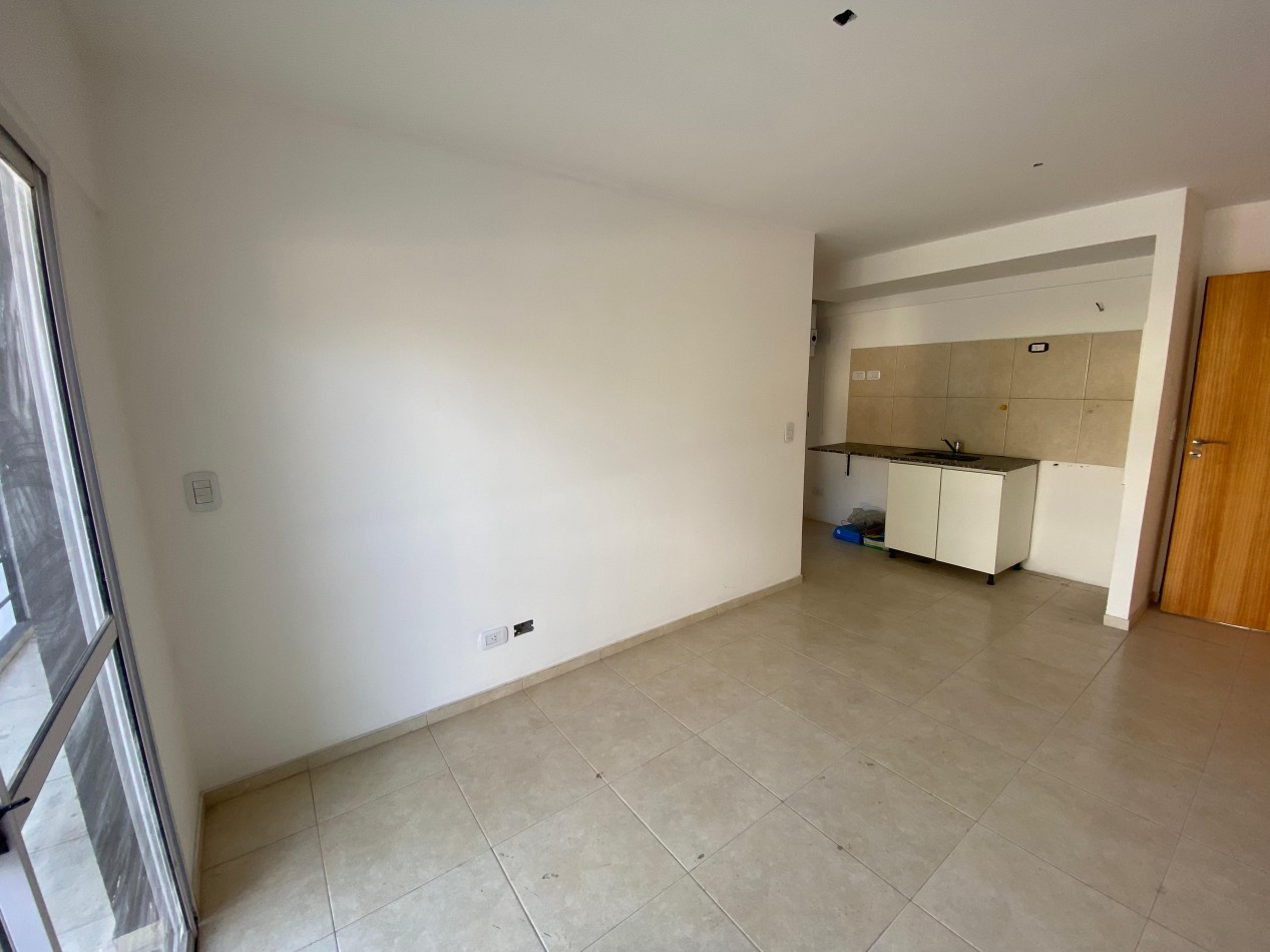 Excelente dpto 2 amb a estrenar contrafrente con balcon en 1er piso. Excelente ubicacion: Pedernera 227, Lomas de Zamora