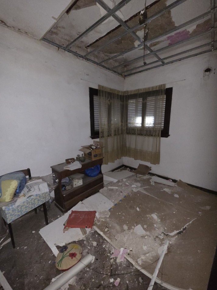 Casa 2 amb amplia a refaccionar con garage y parque APTO CREDITO, ubicada en Lugano 538 Lomas de Zamora