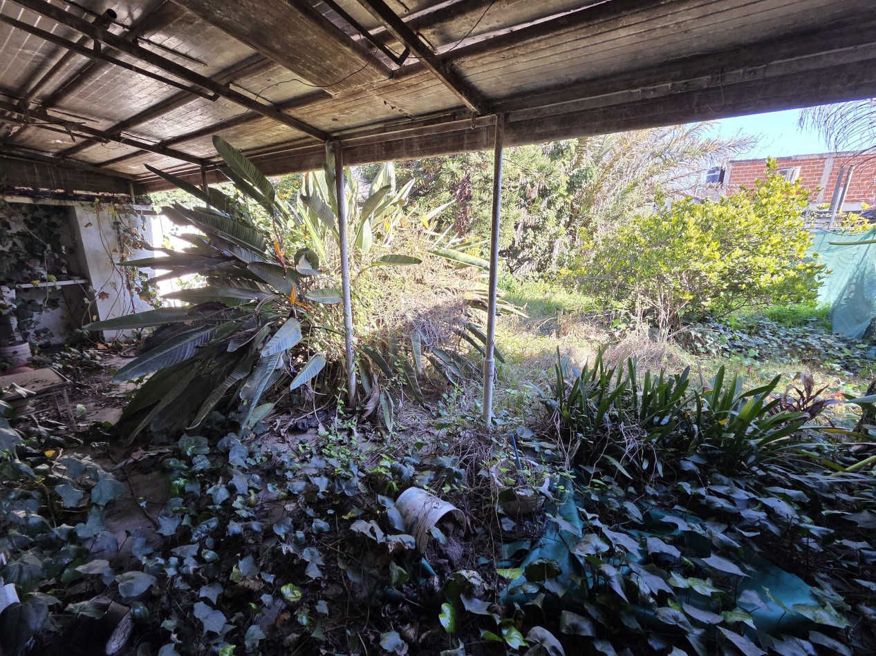 Casa 2 amb amplia a refaccionar con garage y parque APTO CREDITO, ubicada en Lugano 538 Lomas de Zamora