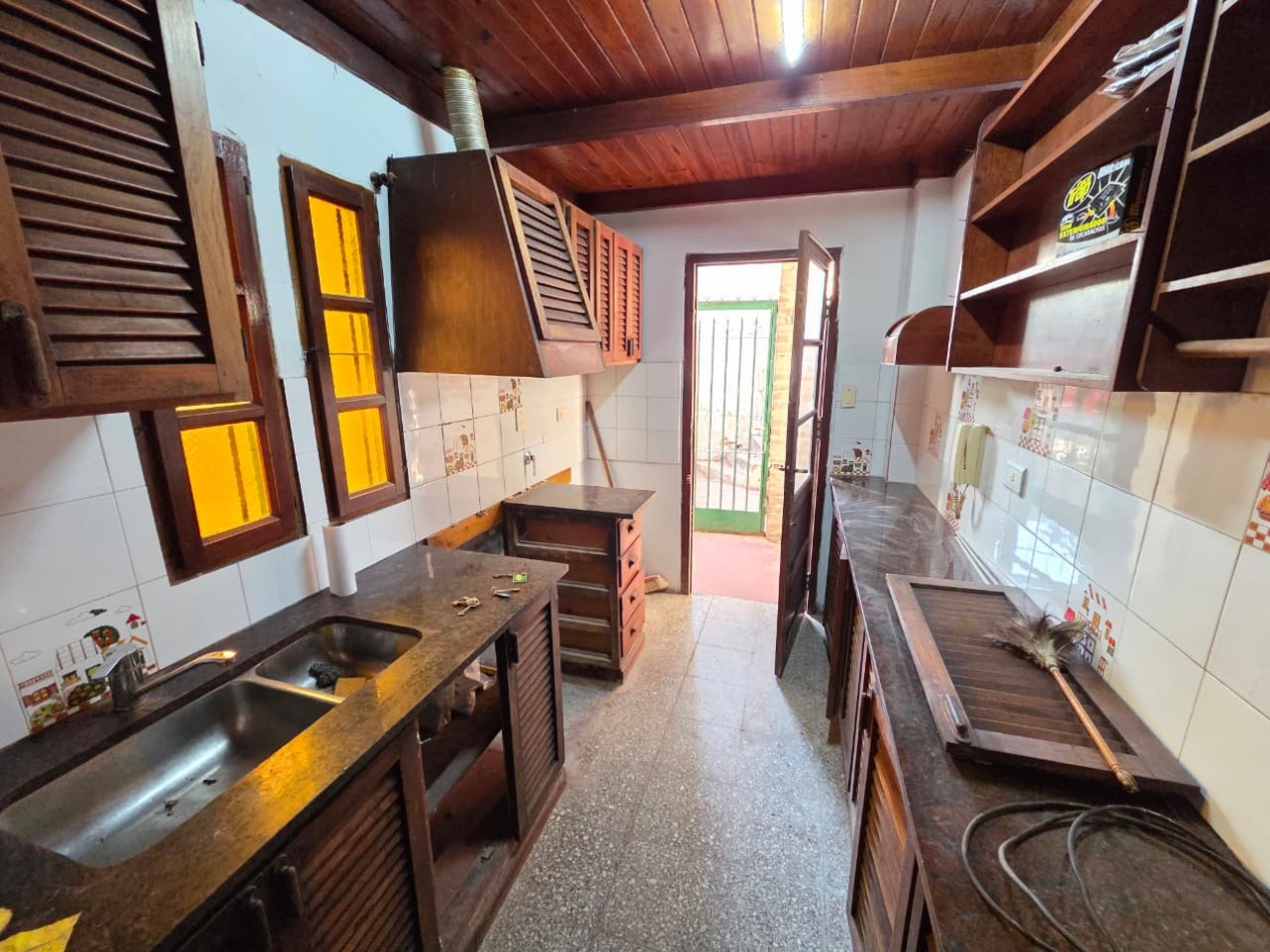 Casa 3 amb con terraza y cochera. Excelente ubicacion: Bernardo de Yrigoyen 196, Temperley