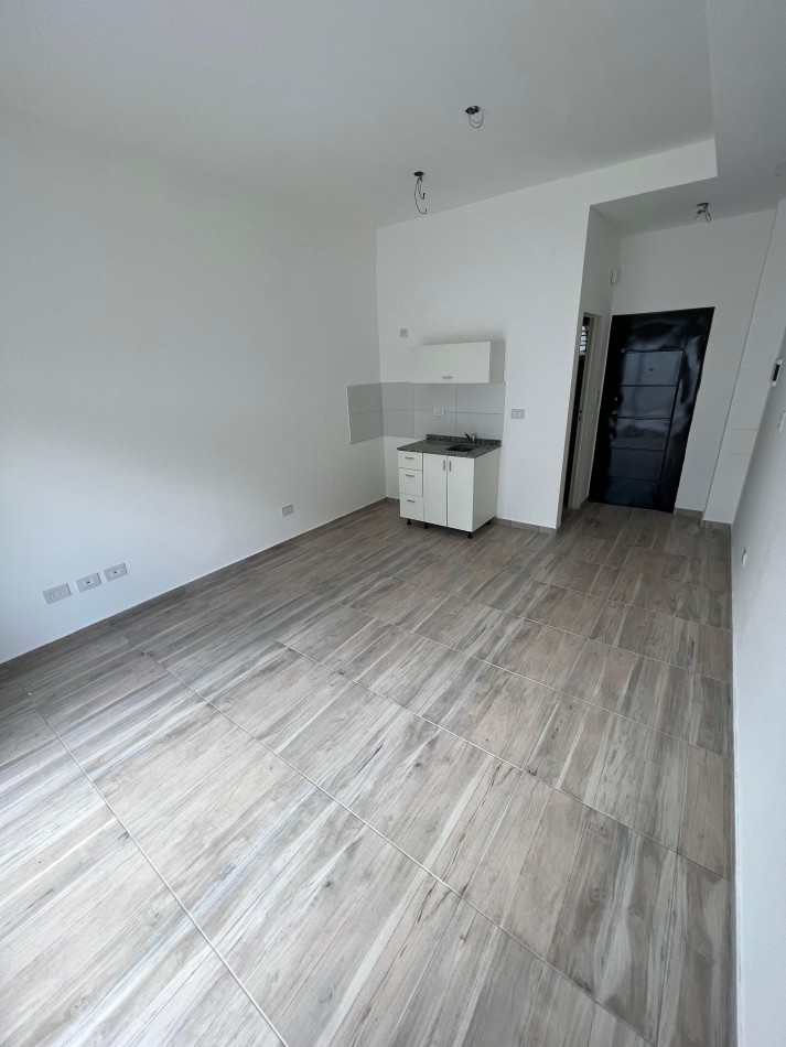 Monoamb de poca antiguedad al frente con patio y cochera, ubicado San Martin 1902 Banfield