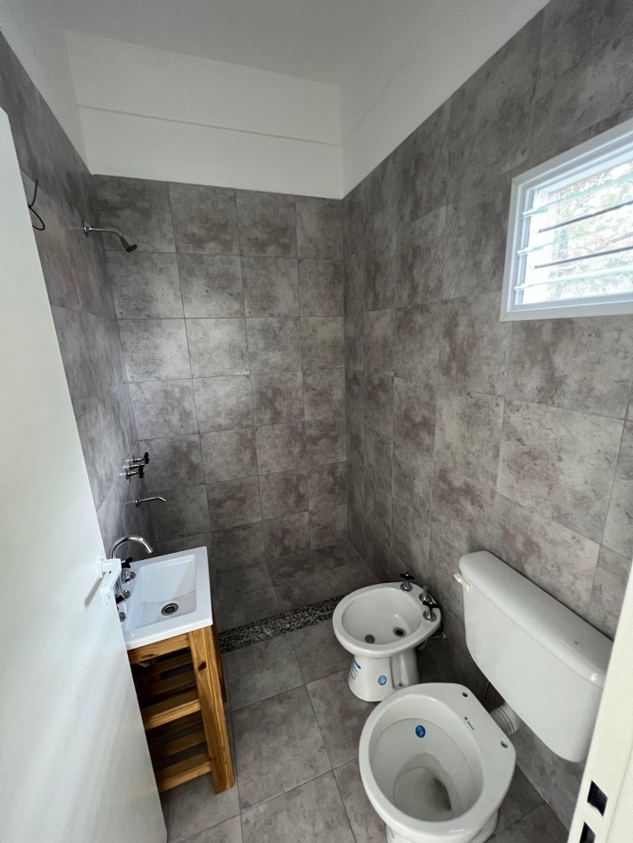 Monoamb de poca antiguedad al frente con patio y cochera, ubicado San Martin 1902 Banfield