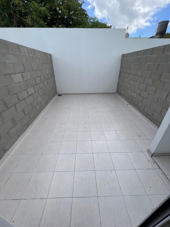 Monoamb de poca antiguedad al frente con patio y cochera, ubicado San Martin 1902 Banfield