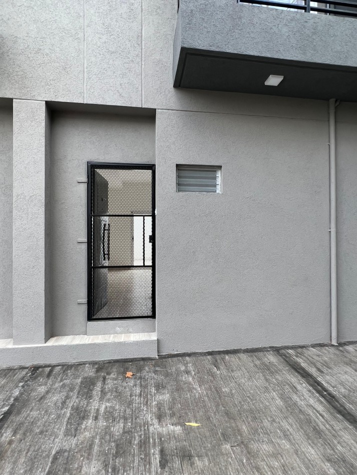 Monoamb de poca antiguedad al frente con patio y cochera, ubicado San Martin 1902 Banfield