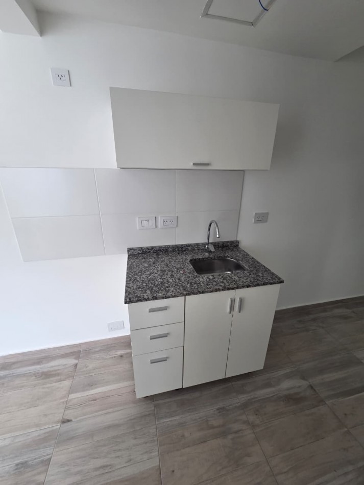 Monoamb a estrenar al frente c/ balcon, 1er piso. Excelente ubicacion: Pedernera 279, Lomas de Zamora