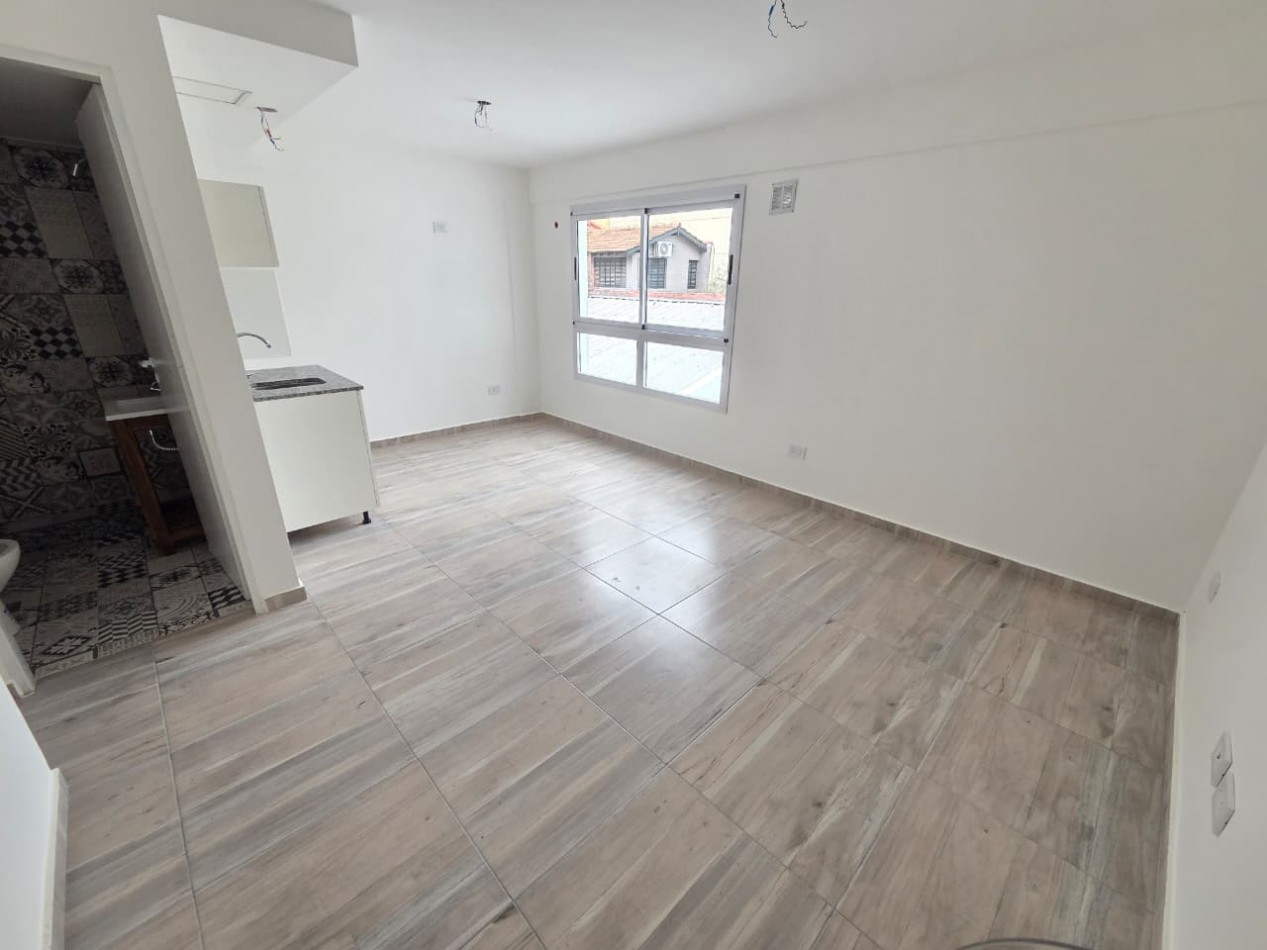 Monoambiente a estrenar contrafrente en 2° piso. Excelente ubicacion: Pedernera 279, Lomas de Zamora