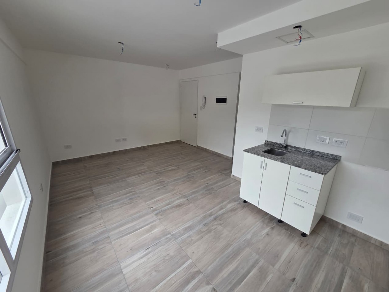 Monoambiente a estrenar contrafrente en 2° piso. Excelente ubicacion: Pedernera 279, Lomas de Zamora