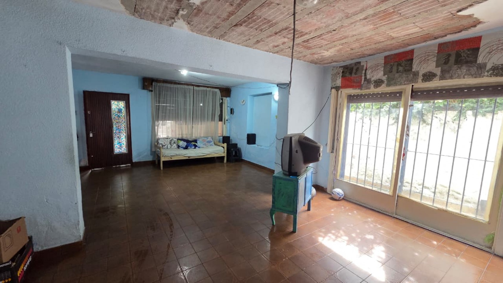 Amplio ph al frente tipo casa totalmente independiente de 4 amb con patio, cochera y terraza. Apto credito. Excelente ubicacion: Juncal 235, Temperley