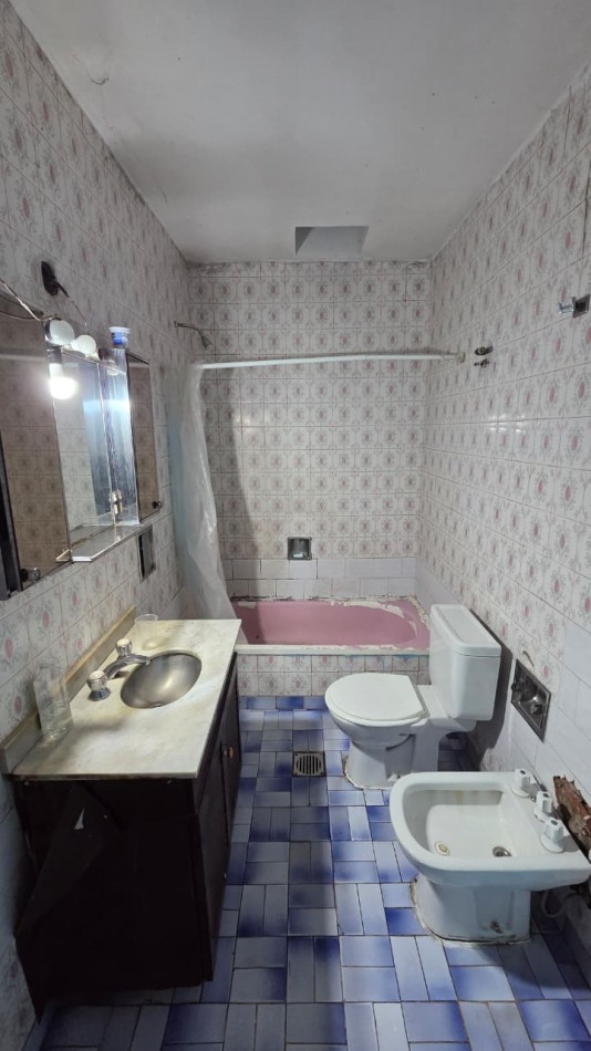 Amplio ph al frente tipo casa totalmente independiente de 4 amb con patio, cochera y terraza. Apto credito. Excelente ubicacion: Juncal 235, Temperley