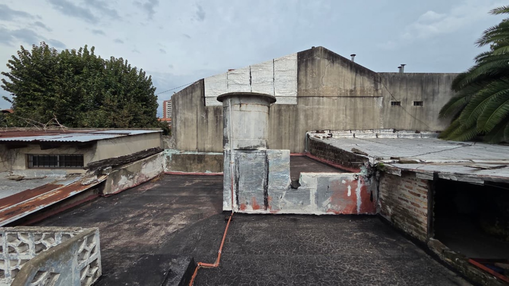 Amplio ph al frente tipo casa totalmente independiente de 4 amb con patio, cochera y terraza. Apto credito. Excelente ubicacion: Juncal 235, Temperley