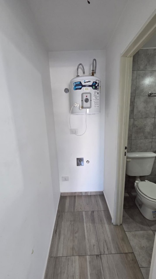 Dpto monoamb contrafrente con balcon de poca antiguedad en 2do piso, ubicado en Azara 851, Lomas de Zamora