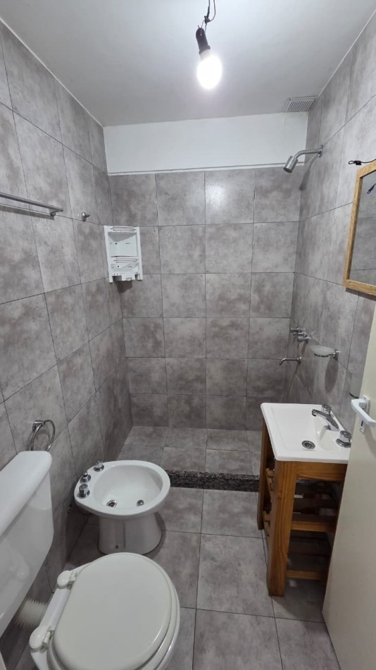 Dpto monoamb contrafrente con balcon de poca antiguedad en 2do piso, ubicado en Azara 851, Lomas de Zamora