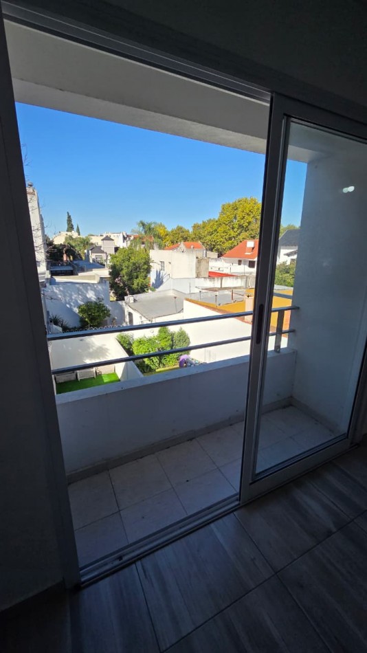 Dpto monoamb contrafrente con balcon de poca antiguedad en 2do piso, ubicado en Azara 851, Lomas de Zamora