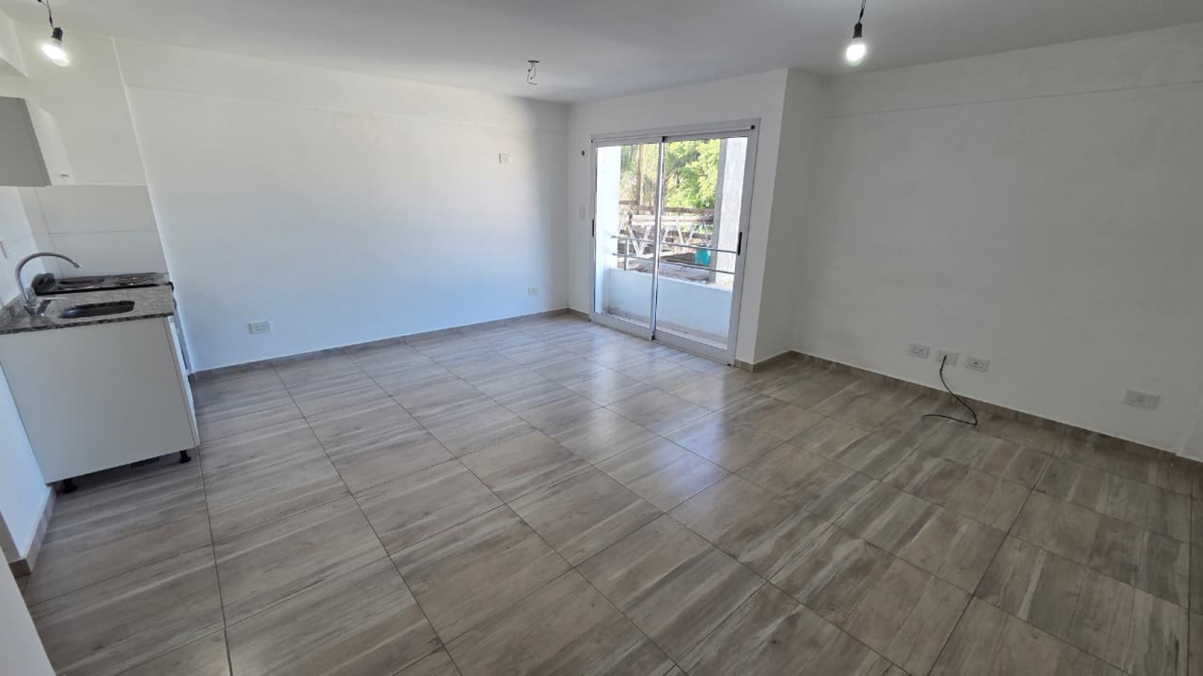 Dpto monoamb contrafrente con balcon de poca antiguedad en 2do piso, ubicado en Azara 851, Lomas de Zamora