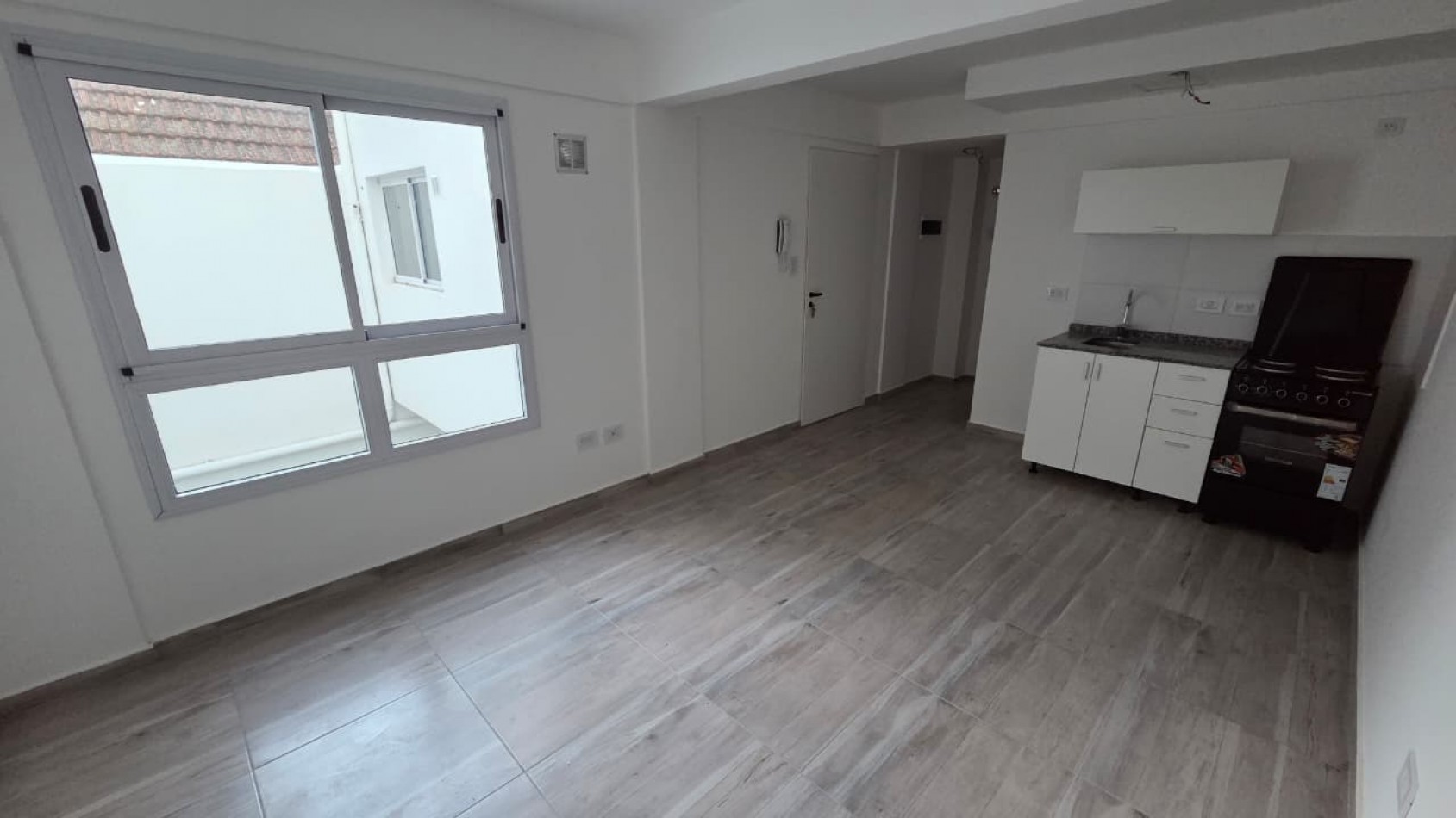 Monoambiente a estrenar en 1er piso. Excelente ubicacion: Pedernera 279, Lomas de Zamora