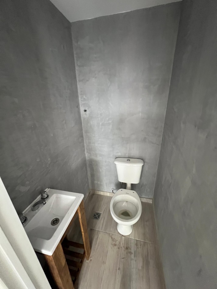 Duplex al frente a estrenar con patio y balcon . Excelente ubicacion: Hipolito Yrigoyen 7718, Banfield