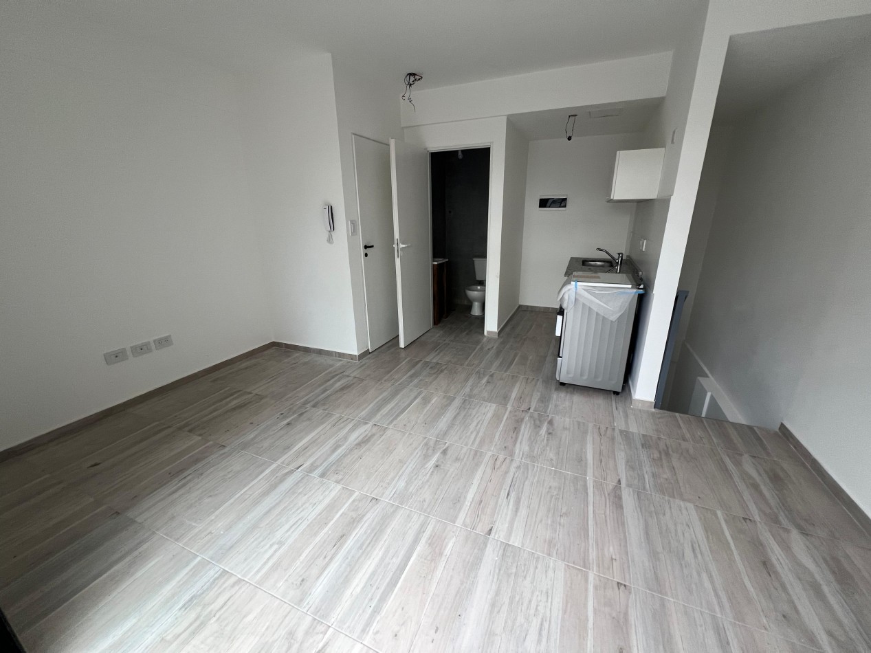 Duplex al frente a estrenar con patio y balcon . Excelente ubicacion: Hipolito Yrigoyen 7718, Banfield