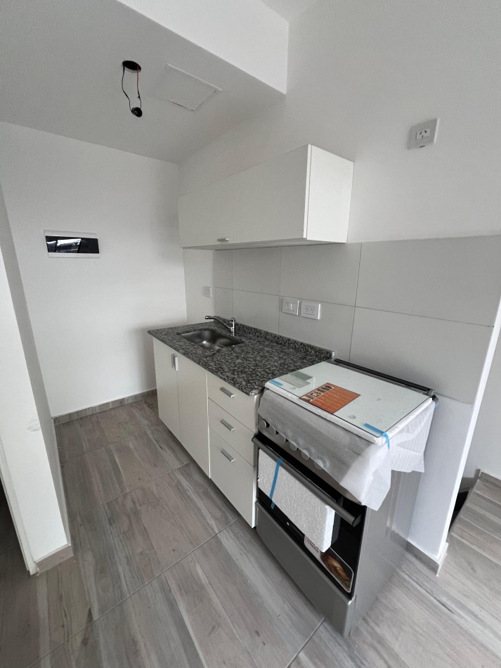 Duplex al frente a estrenar con patio y balcon . Excelente ubicacion: Hipolito Yrigoyen 7718, Banfield