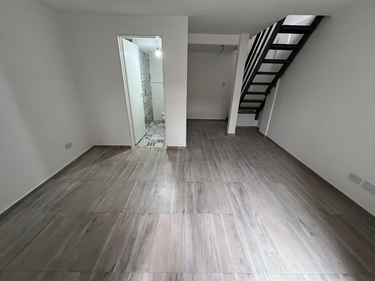 Duplex al frente a estrenar con patio y balcon . Excelente ubicacion: Hipolito Yrigoyen 7718, Banfield