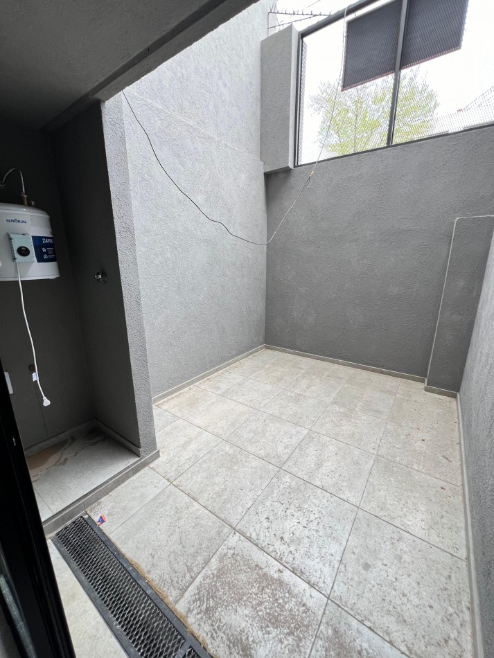 Duplex al frente a estrenar con patio y balcon . Excelente ubicacion: Hipolito Yrigoyen 7718, Banfield