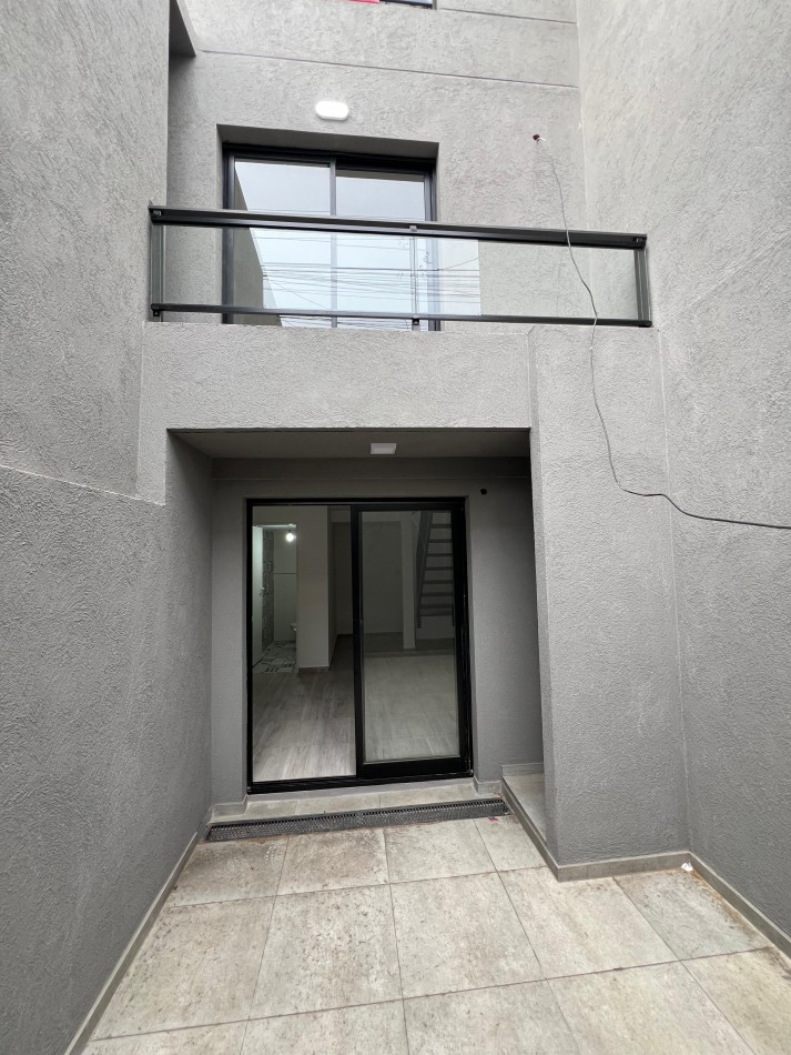 Duplex al frente a estrenar con patio y balcon . Excelente ubicacion: Hipolito Yrigoyen 7718, Banfield