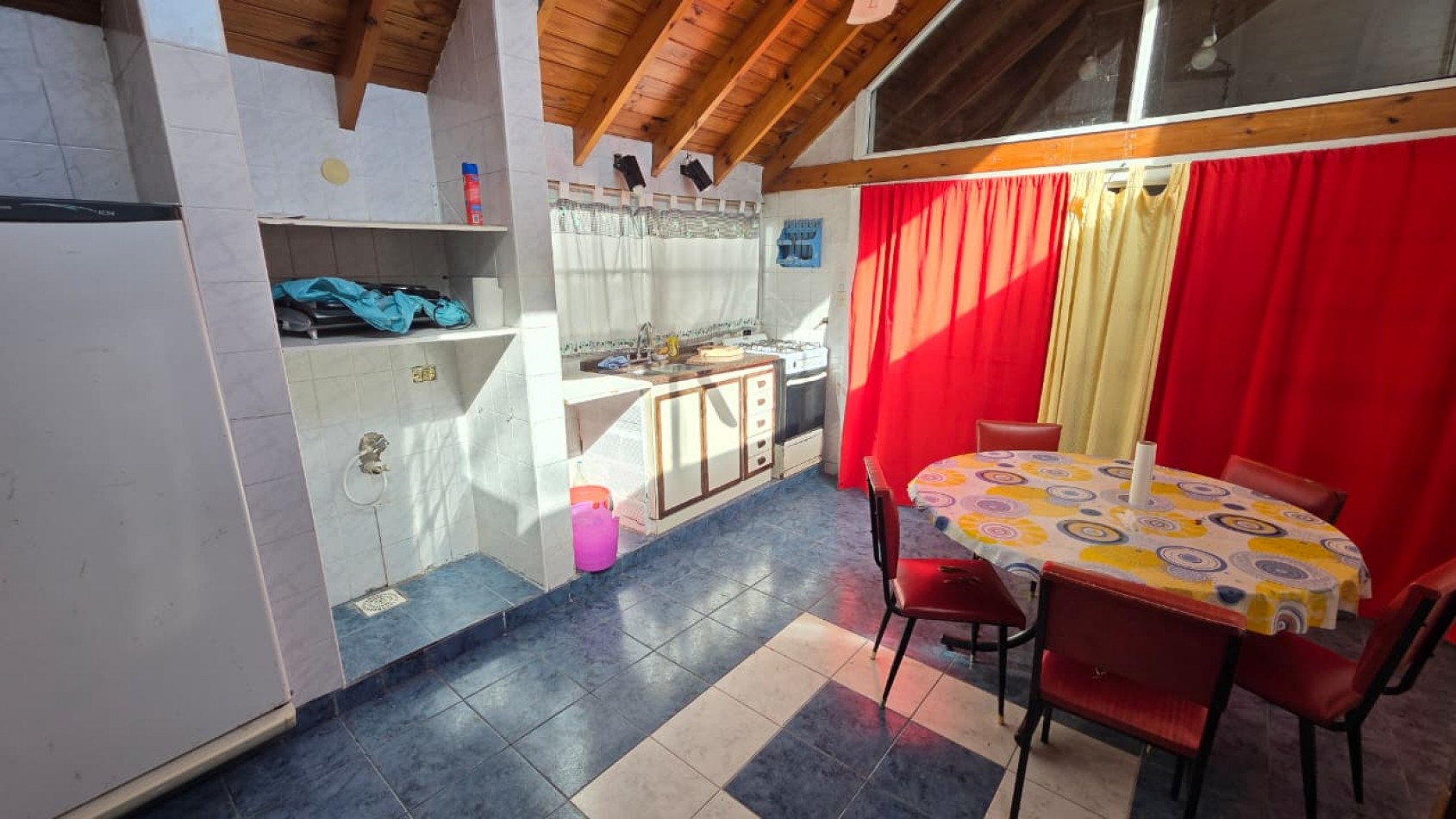 Casa 3 amb con jardin y galeria semi cubierta con parrilla. Ubicado en Azul 298, Monte Grande
