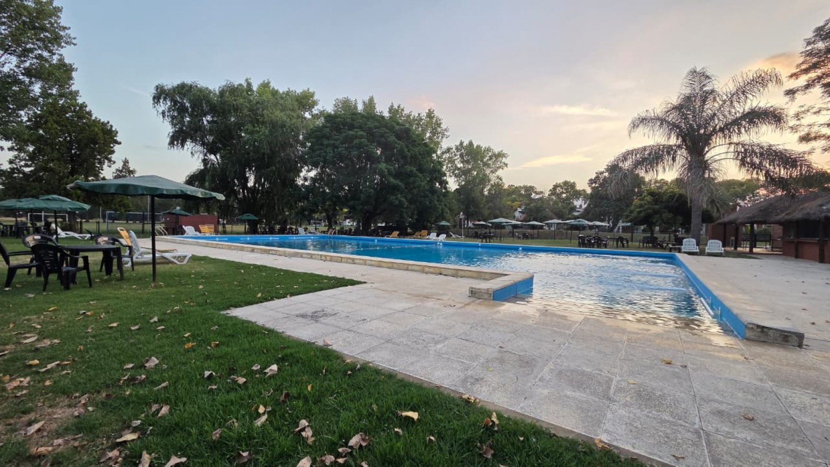 Casa 3 amb con jardin y galeria semi cubierta con parrilla. Ubicado en Azul 298, Monte Grande