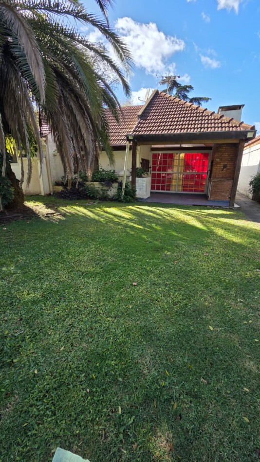 Casa 3 amb con jardin y galeria semi cubierta con parrilla. Ubicado en Azul 298, Monte Grande