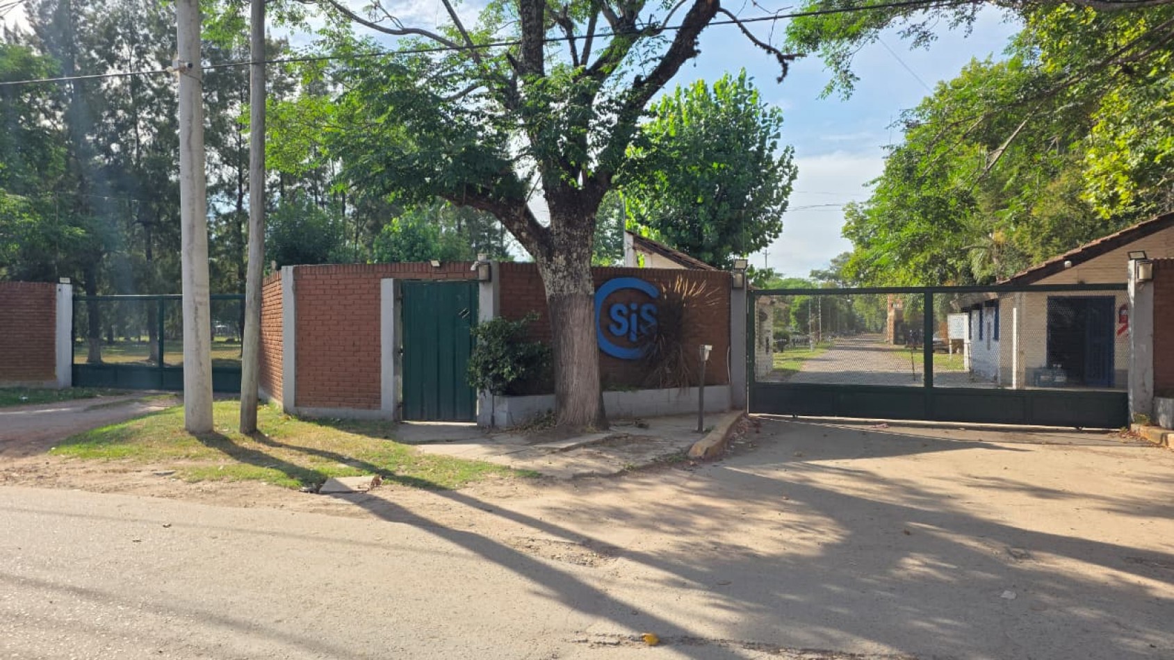 Casa 3 amb con jardin y galeria semi cubierta con parrilla. Ubicado en Azul 298, Monte Grande