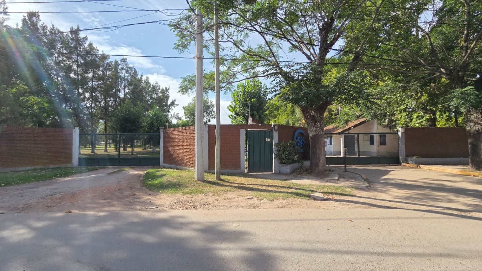 Casa 3 amb con jardin y galeria semi cubierta con parrilla. Ubicado en Azul 298, Monte Grande