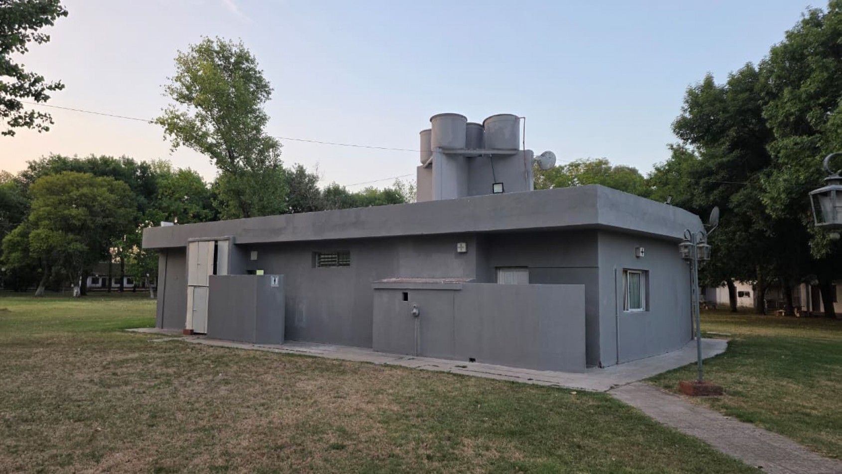 Casa 3 amb con jardin y galeria semi cubierta con parrilla. Ubicado en Azul 298, Monte Grande