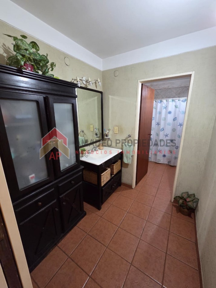 Ph al frente 3 amb en 1er piso con patio, balcon, lavadero y cochera. Excelente ubicacion: Lamadrid 430. Lomas de Zamora