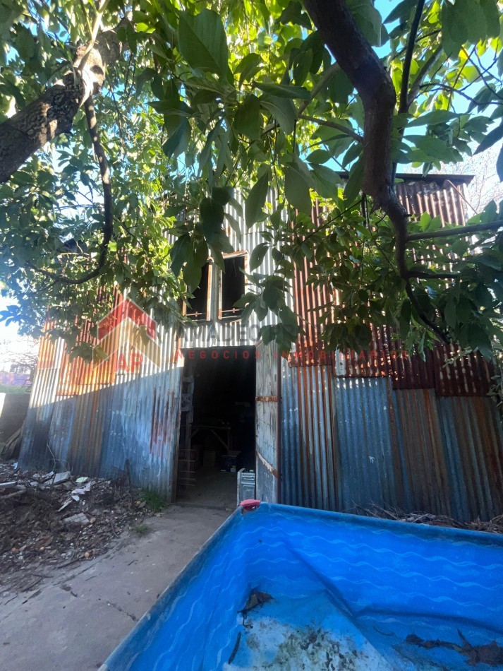 Gran casa con local al frente, terreno libre, enorme galpon y cochera para dos autos APTO CRED, ubicada en Balcarce 541, Lomas de Zamora