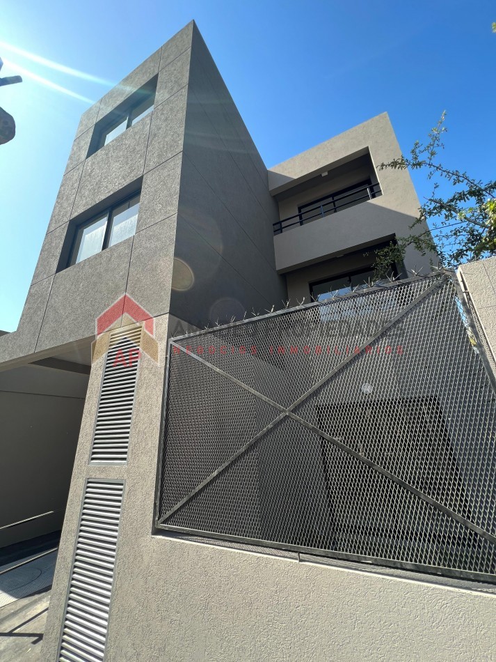 Dpto monoamb contrafrente con balcon de poca antiguedad en 2do piso, ubicado en Azara 851, Lomas de Zamora