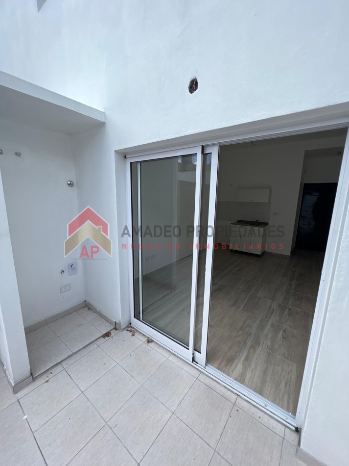 Monoamb de poca antiguedad al frente con patio y cochera, ubicado San Martin 1902 Banfield